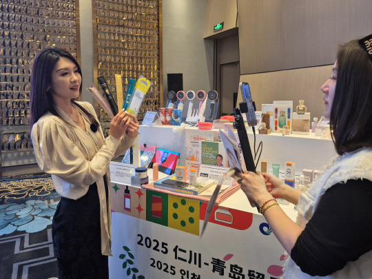 4월 23일 중국 칭다오 인터컨티넨탈 호텔에서 개최된 '2025 인천시 소비재 기업 칭다오 수출상담회'에서 중국 유명 인플루언서가 라이브커머스 마케팅을 진행하고 있다. [대한무역투자진흥공사]
